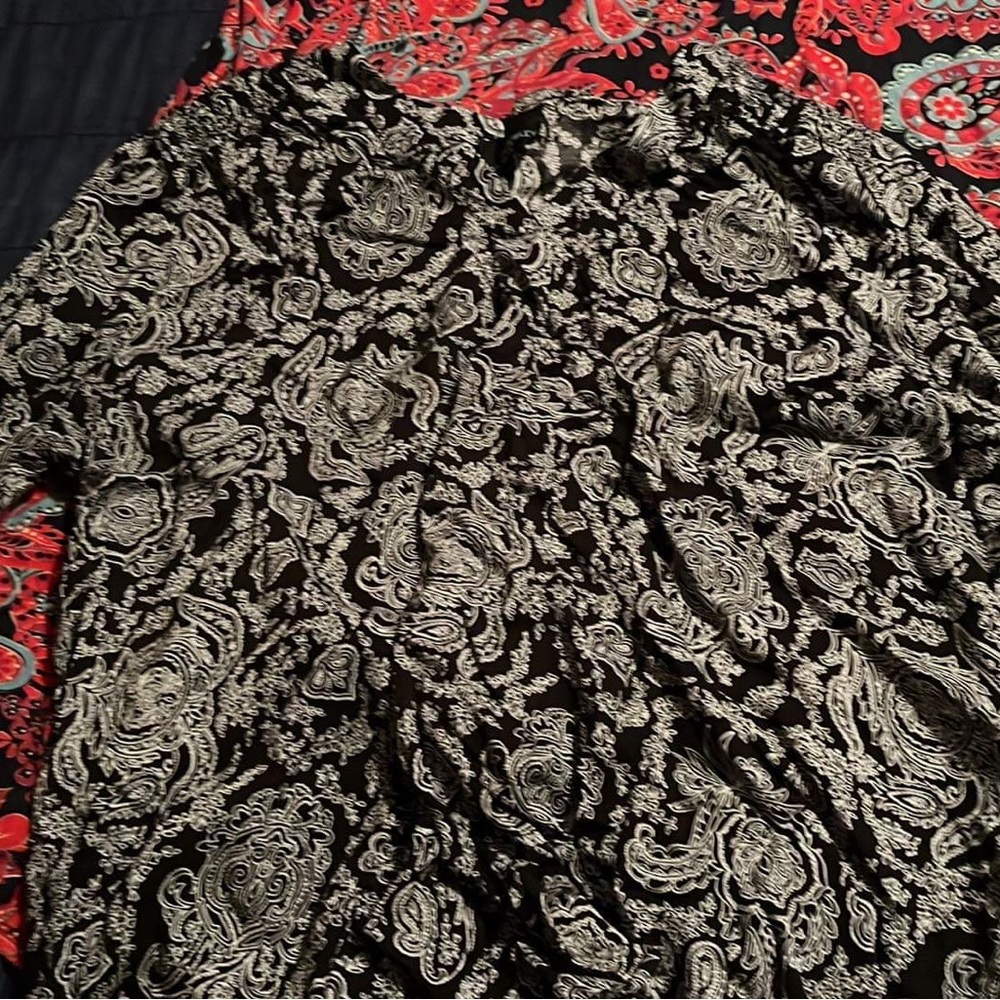 Black and white print 3/4 sleeve top Like new . $10.00
